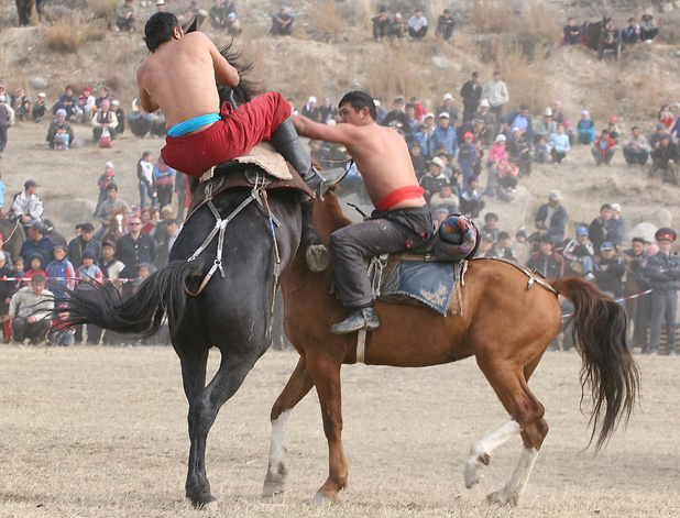 Vlad-Ushakov-photo-Kyrgyzstan-two-boys-horses-618-pixels