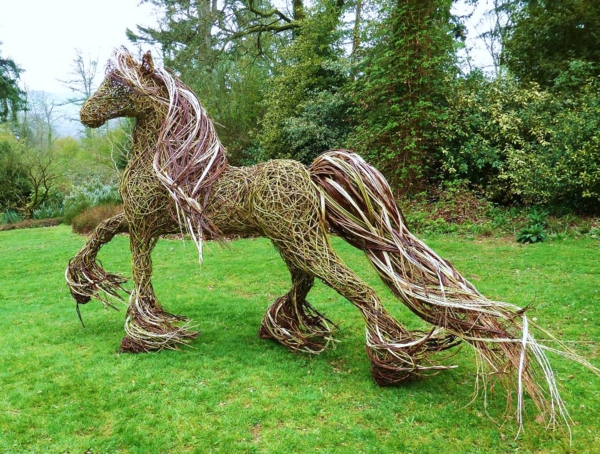 garten-gestalten-gartendeko-pferd-skulptur