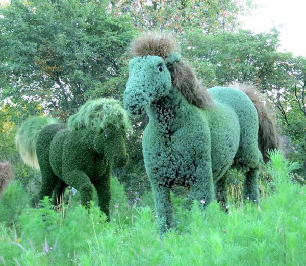 gartenskulpturen-wilde-pferde
