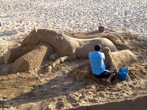 Escultura de arena con forma de caballo